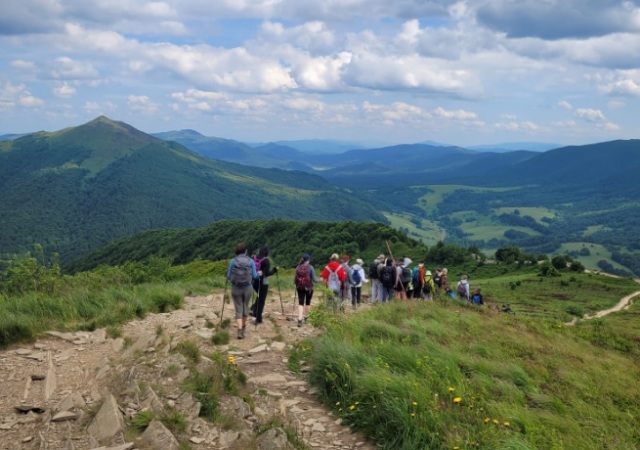 Uczniowie na bieszczadzkim szlaku.